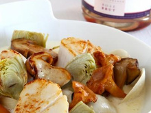 Saint-Jacques rôties, pétales d'artichauts, champignons des bois  et corzetti à la crème de coques