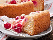 Gâteau à la crème et cerises