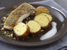 Quenelle panée à la noisette, cabillaud rôti et mousse de lait fumée