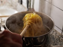Est-ce que cela sert vraiment à quelque chose de saler l’eau des pâtes ?