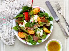 Salade de pêches rôties à la mozzarella