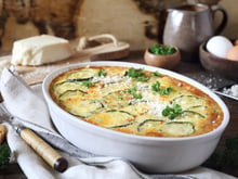 Oubliez la version sucrée avec cet incroyable clafoutis salé parfait pour écouler vos courgettes