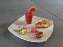 Cheesecake au saumon fumé, macarons de champignons et smoothie tomate-poivron