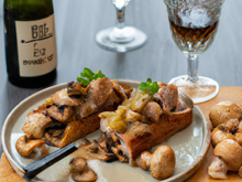 Rôti de porc aux pruneaux, vin blanc et champignons de Paris