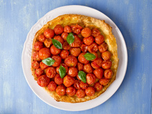 Oubliez la pâte feuilletée ou brisée : cette astuce toute simple va faire croustiller votre tarte à la tomate