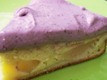 Gâteau moelleux nectarines blanches, chocolat blanc et brousse, glaçage à la mûre.