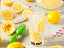 Citronnade : voici nos 3 meilleures recettes pour la faire maison à l’approche de l’été !