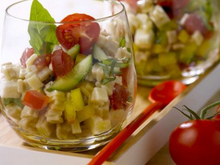 Salade de crozets, dés de tomates, poivron jaune, concombre, féta, basilic, vinaigrette à l'huile d'olive et au citron