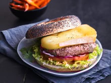 Burger suisse au Raclette du Valais AOC et ses frites de patates douces