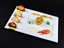 Homard et son condiment citronné, burrata à la mangue, puri farci avec la pince