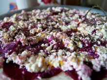 Pizza à l'oignon, betterave, fromage cottage et fines herbes