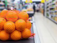 Oranges au supermarché : la vraie raison pour laquelle leur filet est toujours rouge