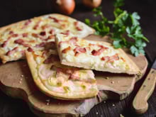 “Superbe” : si vous avez envie d’une bonne flammekueche, testez cette recette que les lecteurs de 750g adorent !