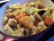 Cocotte de dinde aux légumes d'hiver et fruits secs