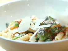 “Délicieux” : un plaisir de saison facile et rapide, cette recette de penne aux asperges et parmesan notée 4.8/5 n’attend plus que vous !