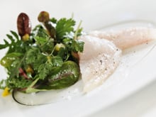 Gravelax de daurade marinée au sel et au fructose, petite salade d'herbes, vinaigrette aux agrumes par Grégory Cuilleron