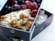 Suprêmes de pintade, sauce aux fruits rouges