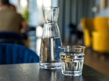 Ce chef italien dévoile pourquoi l'eau en bouteille est si chère au restaurant et partage son alternative