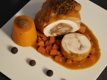 Suprêmes de volaille farcis aux canneberges en robe de lard, écrasé de potimarron et sa tuile de lard