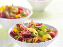 Salade de Mezze Penne Tricolore Barilla et antipasti à la roquette