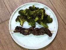Brochettes de bœuf laquées et brocoli rôti