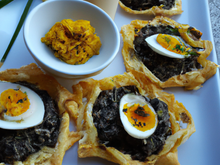 Nids feuilletés d'œufs de caille, tapenade noire et moutarde provençale