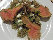 Carré d'agneau à la moutarde aux deux graines et ses pâtes aux trompettes de la mort