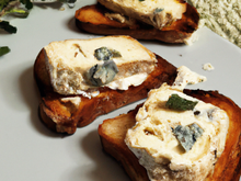 Glace au Roquefort sur toasts