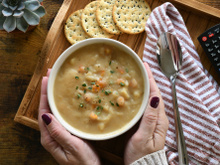 “Vous vous demandez où réside le danger ?” : Michel Cymes explique pourquoi manger devant la télé n’est pas une bonne option !