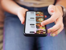 Quels sont les 10 plats les plus commandés par les Français en livraison ? Le classement 2025 de la plateforme Uber Eats dévoilé