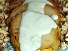 Carpaccio de poire sauce au roquefort et concassé de noix grillées