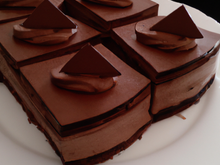 Gâteau aux trois couches de mousse au chocolat