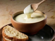 Ce fromage économique et beaucoup moins calorique est idéal pour alléger une raclette !