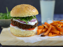 Burger végétarien et frites de patates douces