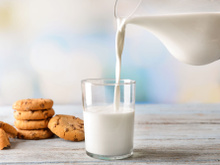 Entre lait végétal ou lait de vache, lequel choisir ? Un médecin partage son avis sur la question !