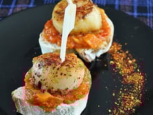 Toast de Saint-Jacques, compotée de poivrons, piment d'Espelette