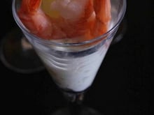 Verrines de crevettes au raîta ananas-basilic