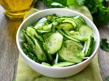 “Je vais faire ça tout l’été” : une diététicienne partage sa recette de salade de concombres légère et hyper saine !