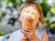 Votre enfant réclame une glace voici pourquoi vous devriez d'abord lui offrir un grand verre d'eau