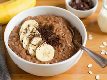 Porridge au chocolat et à la banane