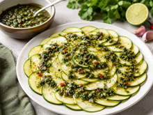 Prête en quelques minutes, cette sauce argentine va sublimer votre carpaccio de courgettes (et réveiller vos papilles !)