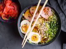 François-Régis Gaudry et son équipe ont tranché : voici les 4 meilleures adresses de Ramen à Paris : à tester absolument !