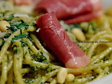 Pâtes au pesto de fanes de carottes garnies de tranches de magret de canard fumé