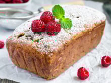 Cake à la noix de coco, aux framboises et aux pépites de chocolat au lait