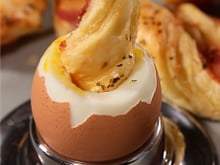 Allumettes feuilletées au lard