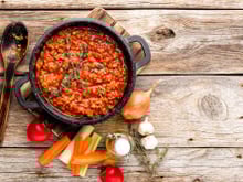 Pour ces deux cuisinières italiennes, voici le temps qu’il faut absolument respecter pour une vraie sauce bolognaise !