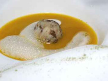 Bouchée de riz mi-complet aux lentillons de champagne et laurier, dans un velouté de potiron aux lentilles corail et poudre de Sambhar. Ecume de lait de riz