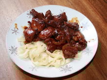 Joue de porc caramélisée et graines de sésame