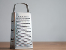 Vous utilisez mal votre râpe de cuisine ? Voici à quoi servent vraiment ses quatre faces !