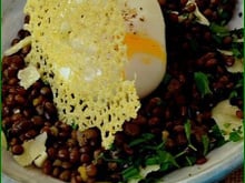 Salade de lentilles blondes de Saint-Flour, œuf poché et tuile au Cantal